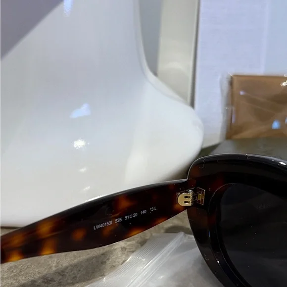 Used Loewe Women's Dark Tortoise Sunglasses LW501531 - Picture 6 of 7